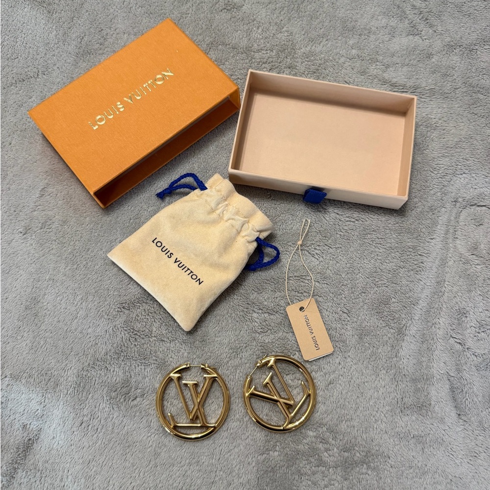 🆕 Price firm Louis Vuitton Gold Logo Hoop Earrings new in box - Picture 5 of 7